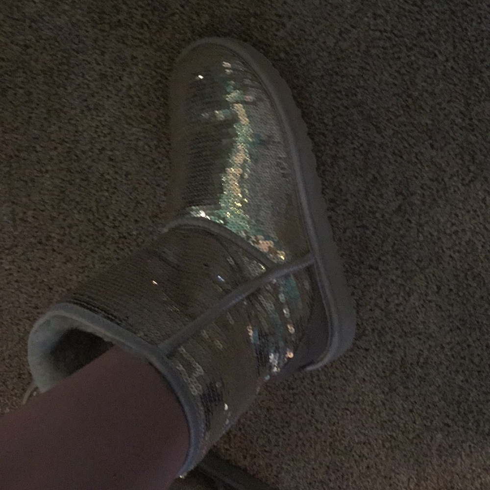 Uggs - Picture 2 of 4